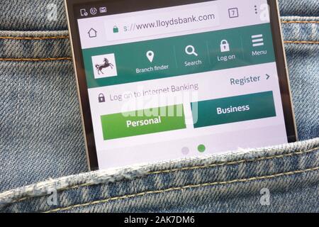 Lloyds Bank sito web visualizzato sullo smartphone nascosto nella tasca dei jeans Foto Stock