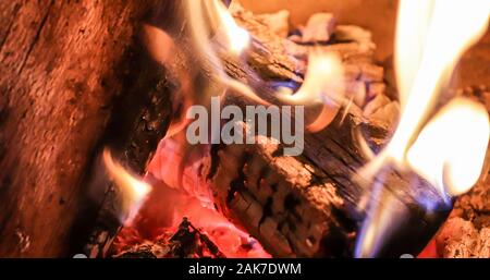 Caldo e morbido fiamme in un caminetto Foto Stock