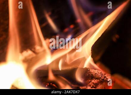 Caldo e morbido fiamme in un caminetto Foto Stock