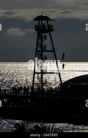 Filo con zip per il rivestimento del molo di Bournemouth al tramonto. REGNO UNITO. Inghilterra. Novembre 2019. Foto Stock