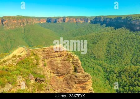 Il Parco Nazionale Blue Mountains, Nuovo Galles del Sud, Australia. Drammatiche scogliere di arenaria nel paesaggio australiano di pulpito Rock lookout, Blackheath nelle vicinanze Foto Stock