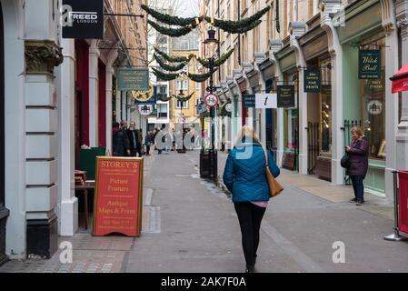 Corte Cecil. Strada pedonale con negozi vittoriani-frontages a Londra, Inghilterra. Questa strada corre tra Charing Cross Road e St Martin's Lane. Foto Stock