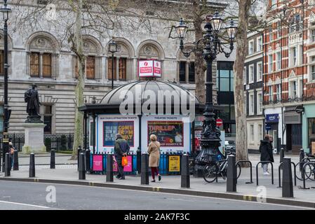 Chiosco di vendita biglietti per il teatro Tourism Island a Charing Cross Road, Londra, Inghilterra, Regno Unito Foto Stock