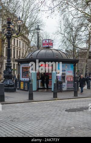 Chiosco di vendita biglietti per il teatro Tourism Island a Charing Cross Road, Londra, Inghilterra, Regno Unito Foto Stock