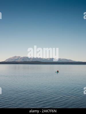 Lago di Yellowstone con kayakers e montagne sullo sfondo nel Parco Nazionale di Yellowstone, Wyoming USA Foto Stock