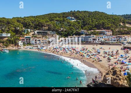 Sa Riera spiaggia in estate. Lo spagnolo destinazione estiva. Begur in Costa Brava Catalogna Foto Stock