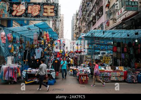 Hong Kong Cina - Novembre 2019: le persone sulla strada del mercato (Ladie's) sul mercato di Hong Kong , Tung Choi Street, dove rivenditori di moda, abbigliamento , Foto Stock