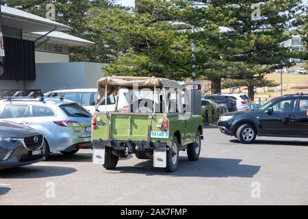 Land rover Defender serie 1976 con tetto in tela morbida a Sydney, Australia Foto Stock