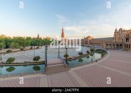 Paesaggio in Plaza de Espana, bella Piazza di Spagna a Siviglia al tramonto Foto Stock