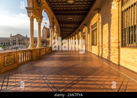 Paesaggio in Plaza de Espana, bella Piazza di Spagna a Siviglia al tramonto Foto Stock