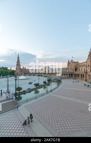 Paesaggio in Plaza de Espana, bella Piazza di Spagna a Siviglia al tramonto Foto Stock