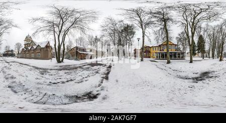 Visualizzazione panoramica a 360 gradi di DRUSKENINKAI, LITVA - Dicembre 2018: favola invernale piena sferica perfetta hdri panorama a 360 gradi angolo di vista città provinciale in equirettangolare