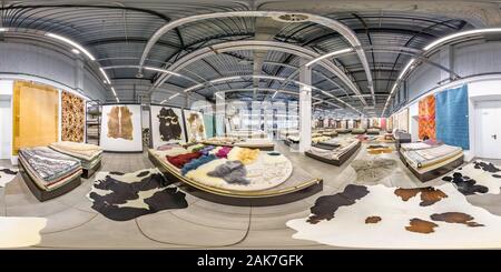 Visualizzazione panoramica a 360 gradi di MINSK, Bielorussia - Maggio 2019: Full seamless hdri panorama a 360 gradi angolo di vista all'interno della macchina negozio maglia tappeti fatti a mano in equirectan