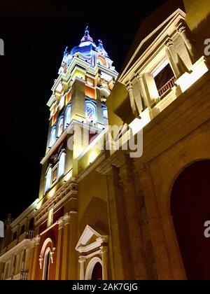 La cattedrale di Cartagena torre illuminata a Cartagena das Indias, Colombia. Foto Stock