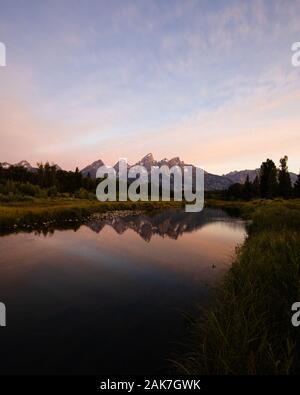 Il cotone Candy Sky Sunrise del Teton Mountain Range a Schwabacher sbarco nel Parco Nazionale di Grand Teton, Wyoming USA Foto Stock