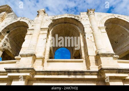 L'anfiteatro di Arles è un anfiteatro romano costruito nel 90 d.c. nel sud della Francia Foto Stock