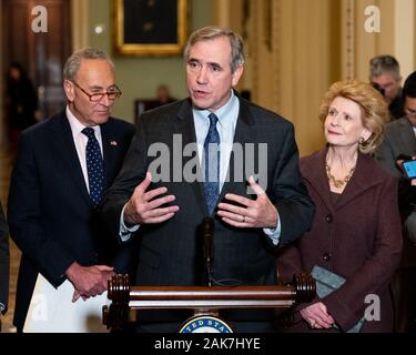 7 gennaio 2020 - Washington, DC, Stati Uniti: U.S. Il senatore Jeff Merkley (D-O) intervenendo al Senato democratica Caucus conferenza stampa. (Foto di Michael Brochstein/Sipa USA) Foto Stock