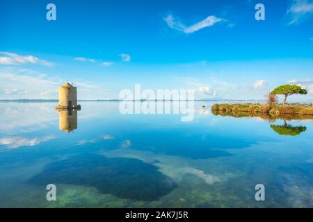 Vecchio mulino a vento spagnolo nella laguna di Orbetello, medievale punto di riferimento nel Monte Argentario, Toscana, Italia. Foto Stock