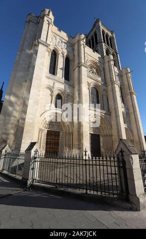 La facciata esterna della Basilica di Saint Denis, Saint-Denis, Parigi, Francia Foto Stock