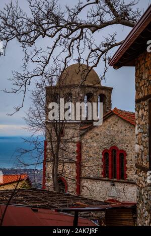 Vista ravvicinata di Aghios Panteleimonas chiesa (San Panteleimona), una vecchia chiesa storica che sorge nella piazza centrale di Palios panteleimonas Foto Stock