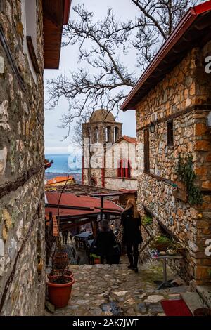 Vista ravvicinata di Aghios Panteleimonas chiesa (San Panteleimona), una vecchia chiesa storica che sorge nella piazza centrale di Palios panteleimonas Foto Stock