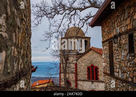 Vista ravvicinata di Aghios Panteleimonas chiesa (San Panteleimona), una vecchia chiesa storica che sorge nella piazza centrale di Palios panteleimonas Foto Stock