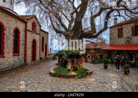 Vista ravvicinata di Aghios Panteleimonas chiesa (San Panteleimona), una vecchia chiesa storica che sorge nella piazza centrale di Palios panteleimonas Foto Stock