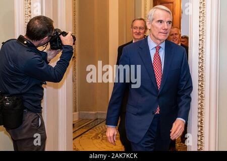 Washington, Stati Uniti. 07Th gen, 2020. Stati Uniti Il Sen. Rob Portman (R-OH) le teste per il settimanale del Senato politica repubblicani pranzo presso l'U.S. Capitol Hill in Washington, DC Martedì, 7 gennaio 2020. Foto di Ken Cedeño/UPI. Credito: UPI/Alamy Live News Foto Stock