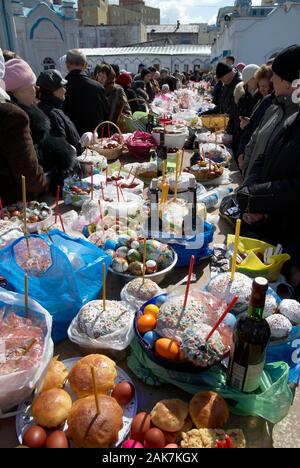 Tavoli con cibo pasquale nel cortile della chiesa di Znamenskaya Foto Stock