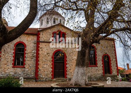 Vista ravvicinata di Aghios Panteleimonas chiesa (San Panteleimona), una vecchia chiesa storica che sorge nella piazza centrale di Palios panteleimonas Foto Stock