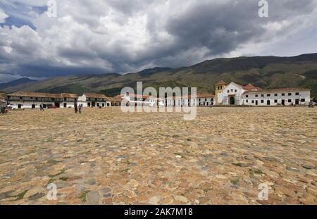 Iglesia Catedral (chiesa della cattedrale) e edifici coloniali imbiancati e con tetto in terracotta su Plaza Mayor acciottolato, la piazza più grande della Colombia Foto Stock