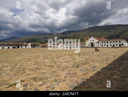 Iglesia Catedral (chiesa della cattedrale) e edifici coloniali imbiancati e con tetto in terracotta su Plaza Mayor acciottolato, la piazza più grande della Colombia Foto Stock