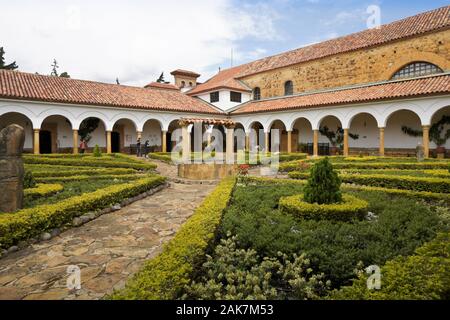 Giardino con cortile e portici di piastrella con tetto in convento del Santo Ecce Homo, un monastero domenicano su di una collina sopra la Villa de Leyva, Colombia Foto Stock