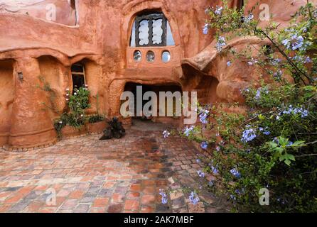 Ingresso frontale alla Casa Terracotta, progettata e costruita dall'architetto colombiano Octavio Mendoza, Villa de Leyva, Colombia Foto Stock