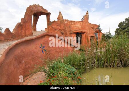 Ponte sul tetto e stagno di Casa Terracotta (Terracotta House), progettato e costruito dall'architetto colombiano Octavio Mendoza, Villa de Leyva, Colombia Foto Stock