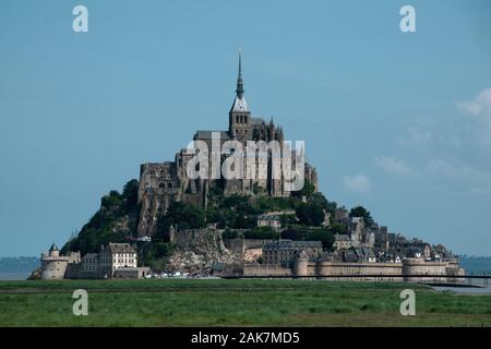 Mont St Michel, visto dalla terraferma della Normandia, Francia Foto Stock