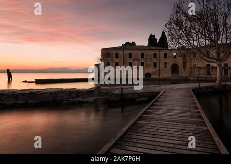 Tramonto a Punta San Vigilio, docking sul Lago di Garda - Italia Foto Stock