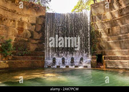 Bella cascata in sette molle (Epta Piges) area. L' isola di Rodi, Dodecanneso, Grecia Foto Stock