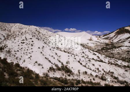 Ci sono molti Camini di Fata di varie dimensioni nelle valli attorno alla città di Seydiler Afyonkarahisar turchia Foto Stock