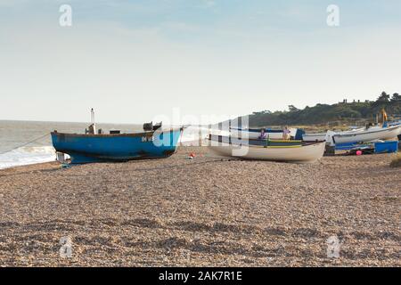 Piccole barche da pesca sulla spiaggia di Sizewell, Suffolk, Regno Unito Foto Stock