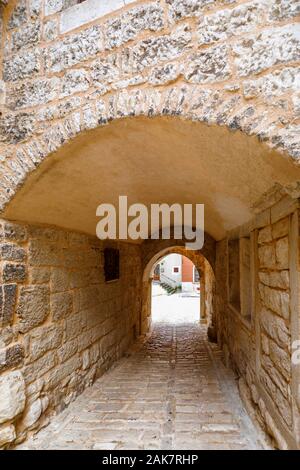 Soardo - Bembo il castello di arco di ingresso nella storica città vecchia di balla, una piccola cittadina collinare sul Mont Pélerin in Istria, Croazia Foto Stock