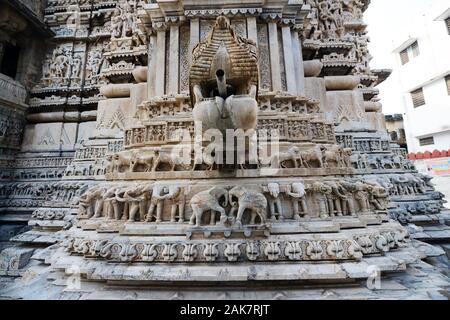Sculture dettagliate sulle pareti del tempio Jagdish a Udaipur, India. Foto Stock