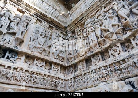 Sculture dettagliate sulle pareti del tempio Jagdish a Udaipur, India. Foto Stock