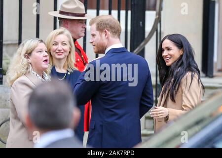 Il principe Harry, duca di Sussex e Meghan Duchessa di Sussex sono accolti al di fuori del Canada House di Londra dal Canada l'Alto Commissario per il Canada nel Regno Unito, Janice Charette (L) e il Vice Alto Commissario, Sarah Fontana Smith (secondo da sinistra). Foto Stock