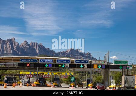 Toll plaza con montagne di Montserrat in background, Catalogna, Spagna Foto Stock