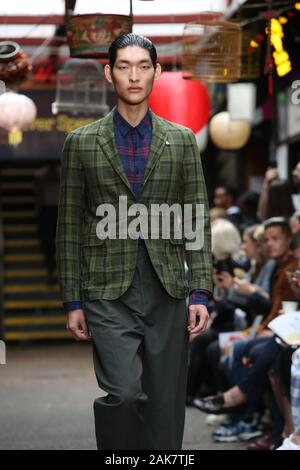 Un modello di vetrine durante una sfilata a Oliver Spencer mostra, London Fashion Week Uomo.ispirato da Wong Kar-wai del capolavoro cinematografico di umore per amore, Oliver Spencer S/S '20 collection è una celebrazione della vibrante atmosfera di Hong Kong i famosi mercati di notte. La pista mostra rende omaggio al film di cinematografia, che vi porta in un viaggio attraverso la Hong Kong dei primi anni sessanta, la collezione è un riflesso della energia e colori dell'epoca. Foto Stock