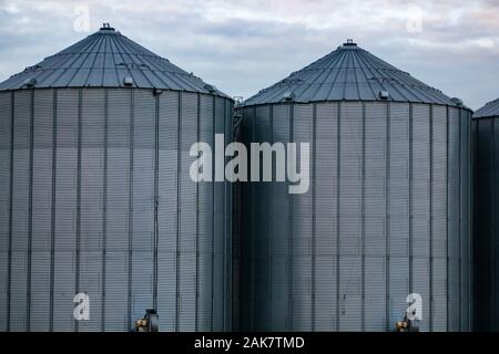 I dettagli delle due simmetrici di cereali alla rinfusa e di riso silos di stoccaggio ad un industriale struttura agraria. Agricoltura e agricoltura in Saskatchewan, Canada Foto Stock