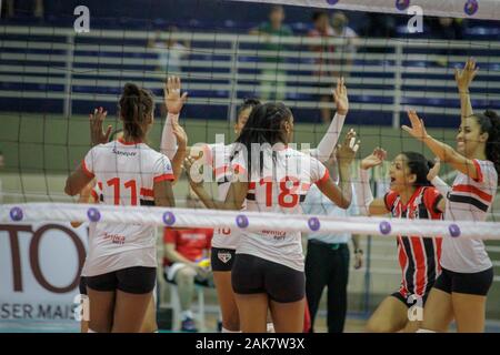 Barueri, Brasile. 07Th gen, 2020. Il Sao Paulo Barueri team riceve la Dentil Praia Grande team, martedì notte (07) a José Corrêa Gymnasium di Barueri/SP. Partita valevole per il mondo del volley femminile Super League, stagione 19/20. Credito: Vinicius Nunes/FotoArena/Alamy Live News Foto Stock