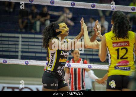 Barueri, Brasile. 07Th gen, 2020. Il Sao Paulo Barueri team riceve la Dentil Praia Grande team, martedì notte (07) a José Corrêa Gymnasium di Barueri/SP. Partita valevole per il mondo del volley femminile Super League, stagione 19/20. Credito: Vinicius Nunes/FotoArena/Alamy Live News Foto Stock