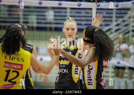 Barueri, Brasile. 07Th gen, 2020. Il Sao Paulo Barueri team riceve la Dentil Praia Grande team, martedì notte (07) a José Corrêa Gymnasium di Barueri/SP. Partita valevole per il mondo del volley femminile Super League, stagione 19/20. Credito: Vinicius Nunes/FotoArena/Alamy Live News Foto Stock